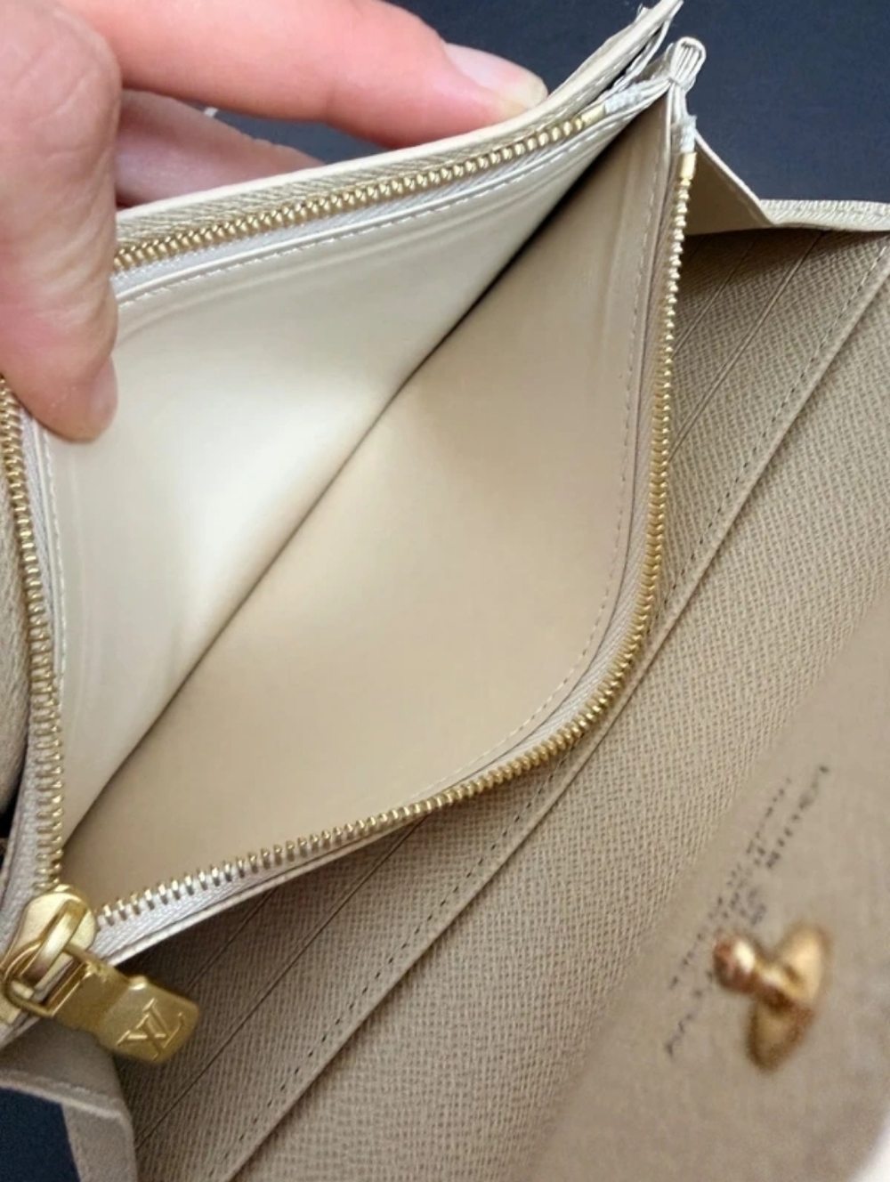 Louis Vuitton Sarah Wallet - Picture 13 of 14